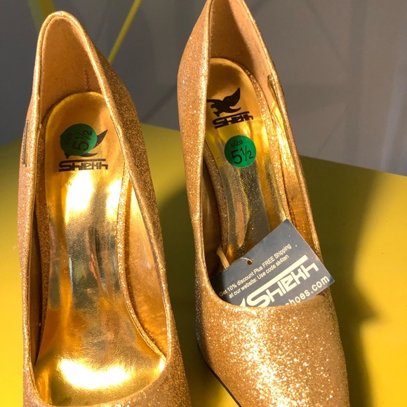 Gold pumps size 5.5 NWT - Picture 3 of 3